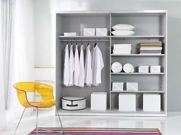 Wunderschöner offener Kleiderschrank